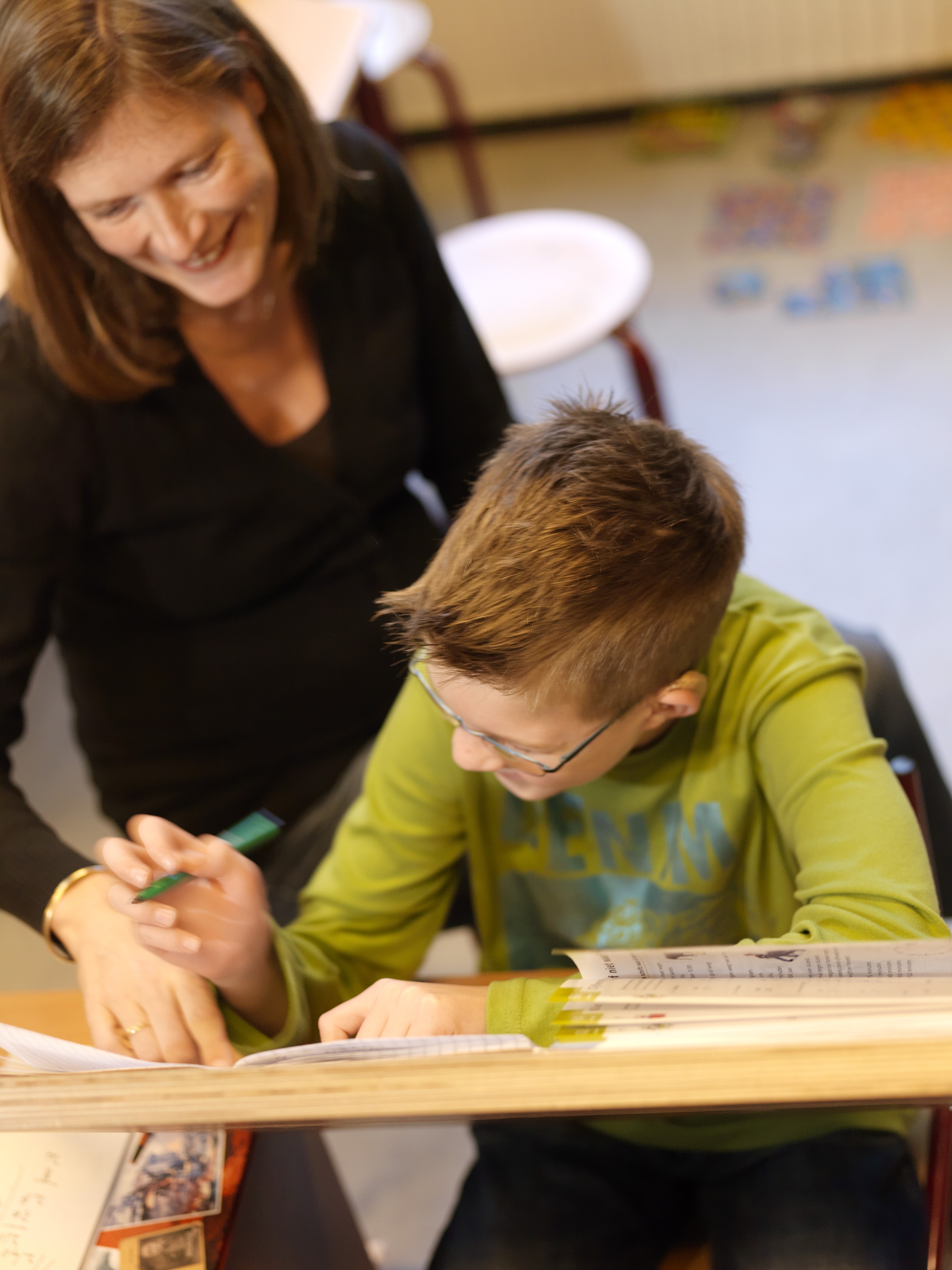 Visio-Onderwijs-Amsterdam-slechtziende-jongen-tekent-docente-achtergrond.jpg (1)