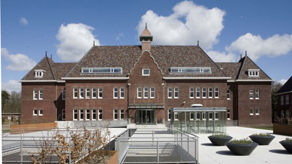 Gevel van het Bestuurs- en bedrijfsbureau van Visio in Huizen Gevel van het Bestuurs- en bedrijfsbureau van Visio in Huizen