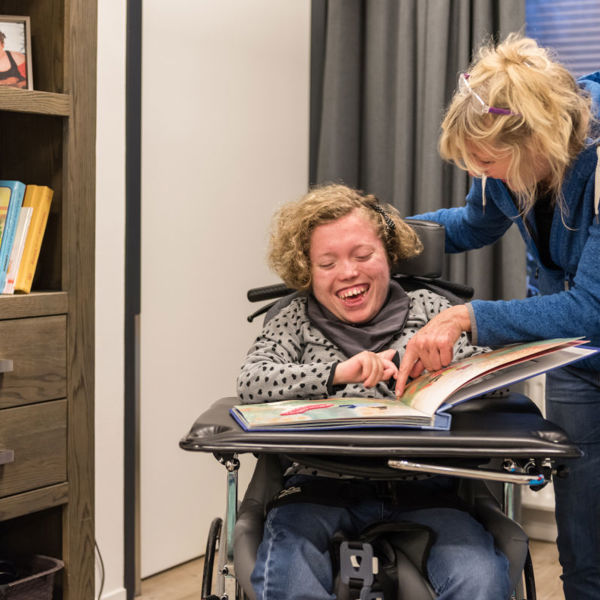 2017-12-jonge-vrouw-leest-in-boek-meppel-64.jpg 2017-12-jonge-vrouw-leest-in-boek-meppel-64.jpg