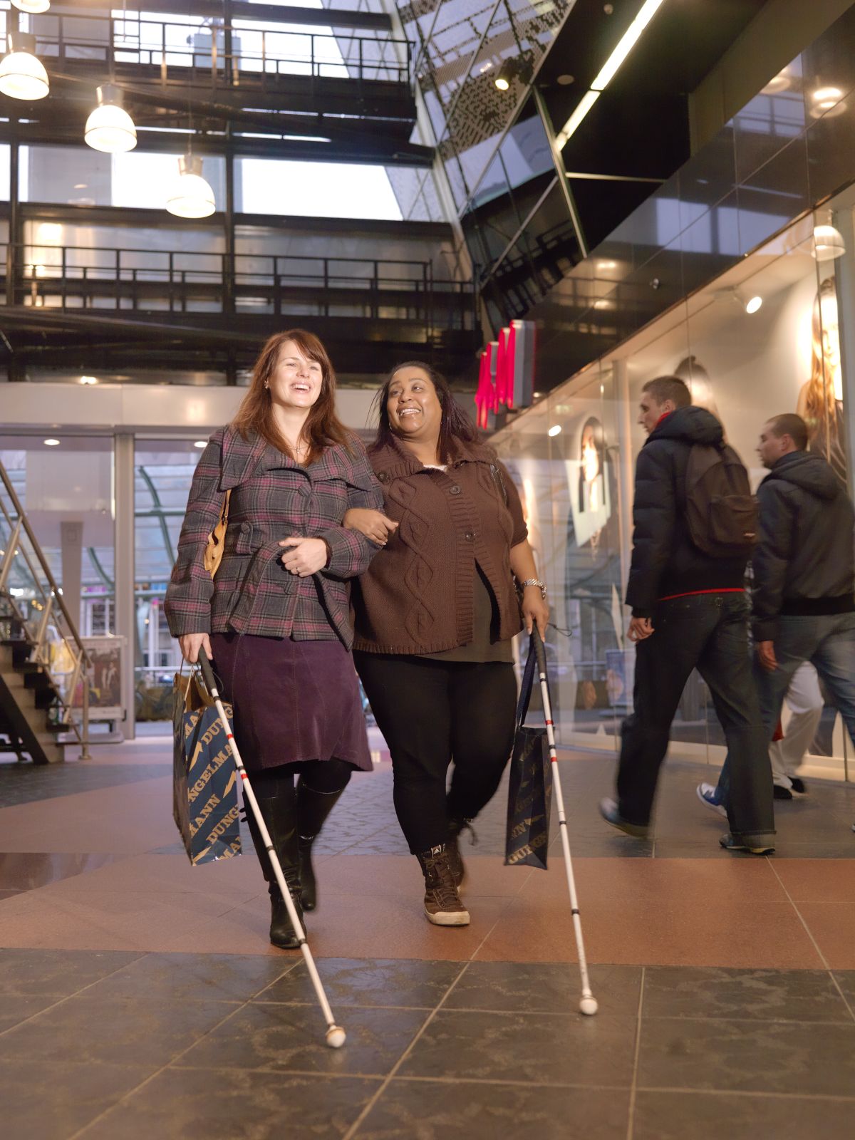 Visio-slechtziende-dames-lopen-met-taststok.jpg