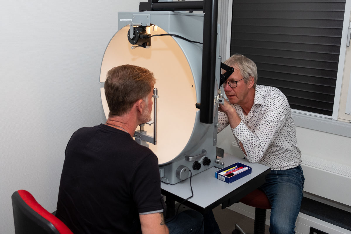 Cliënt en optometrist tijdens het visueel functieonderzoek