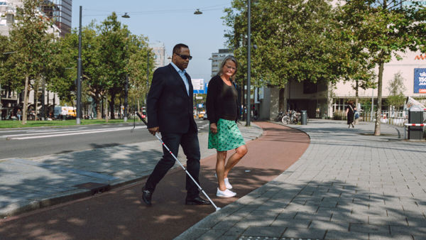 visio-rotterdam-volwassene-medewerker-lopen-taststok-mobiliteit (3).jpg visio-rotterdam-volwassene-medewerker-lopen-taststok-mobiliteit (3).jpg