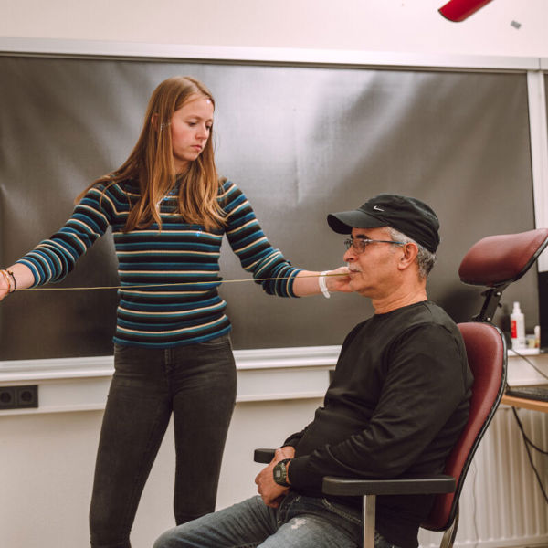 Cliënt en onderzoeker tijdens het visueel functieonderzoek Cliënt en onderzoeker tijdens het visueel functieonderzoek