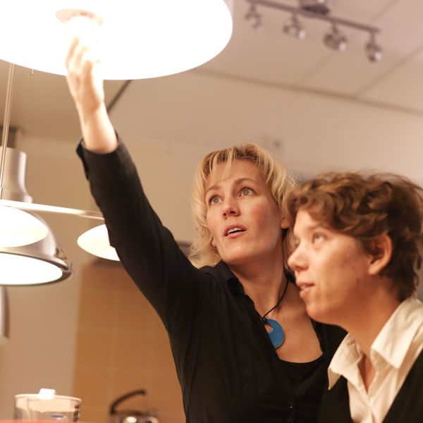 Slechtziende vrouw krijgt lichttraining Slechtziende vrouw krijgt lichttraining