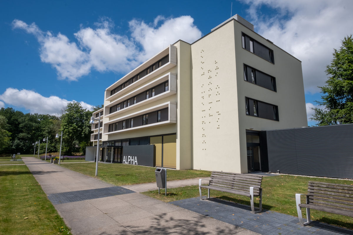 Vooraanzicht van hoofdgebouw Alpha van Visio Het Loof Erf met braille op de gevel 