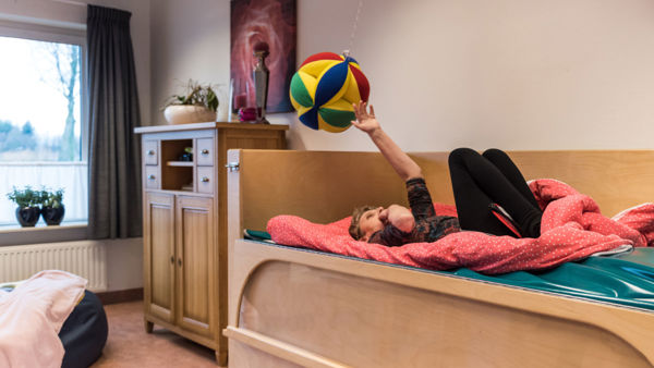 Visio-Wonen-Dagbesteding-Emmen-vrouw-speelt-met-bal.jpg Visio-Wonen-Dagbesteding-Emmen-vrouw-speelt-met-bal.jpg