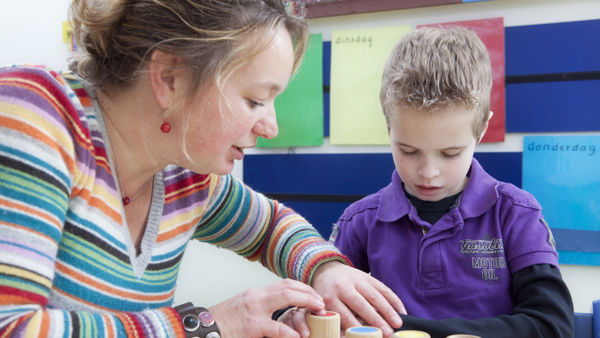 Visio-Onderwijs-Haren-leerling-speelt-zintuigenspel.jpg Visio-Onderwijs-Haren-leerling-speelt-zintuigenspel.jpg