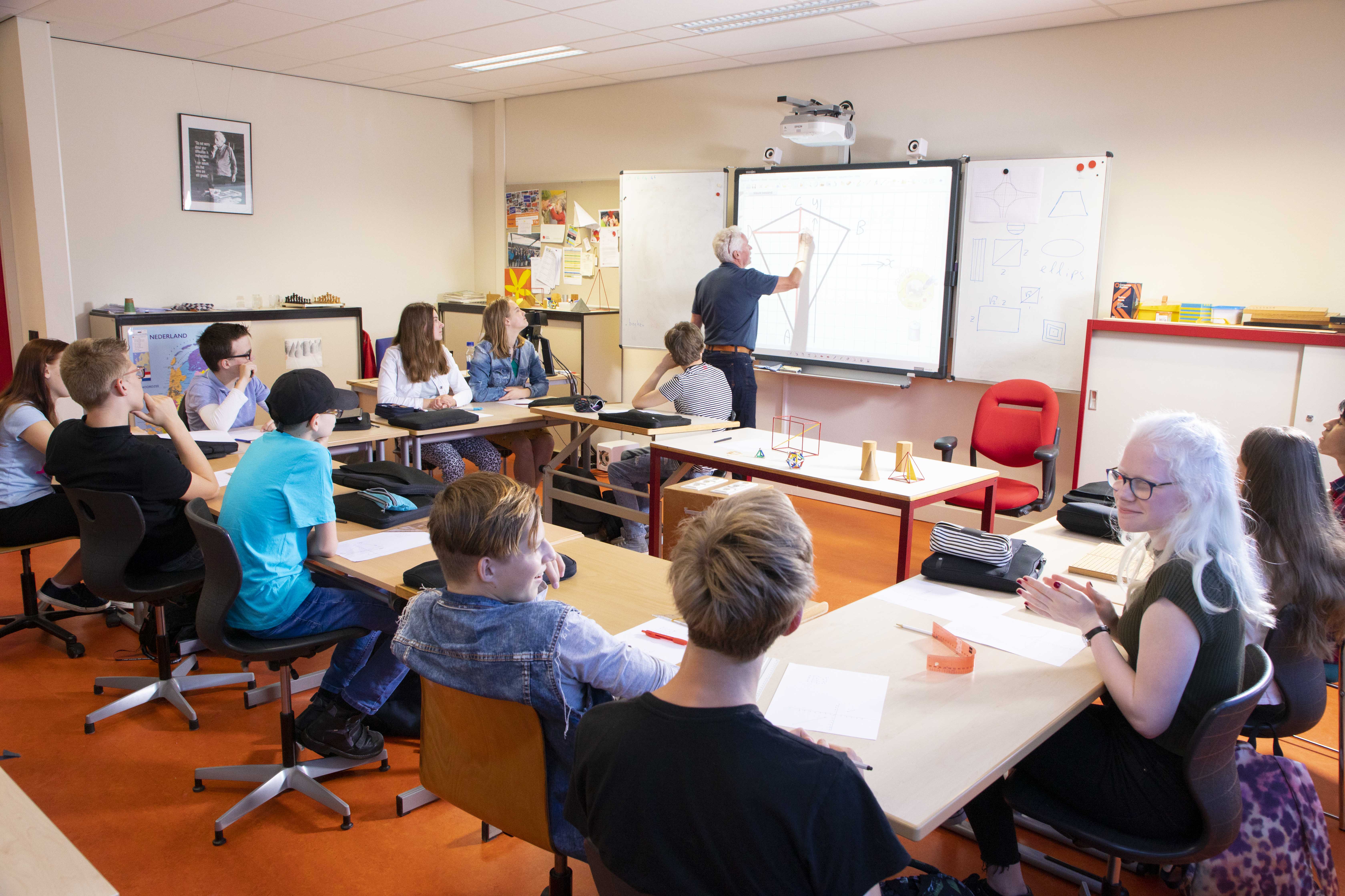 Visio vso-zeist-hele-klas-kijkt-naar-uitleg-docent-wiskunde-henk-juli-19.jpg