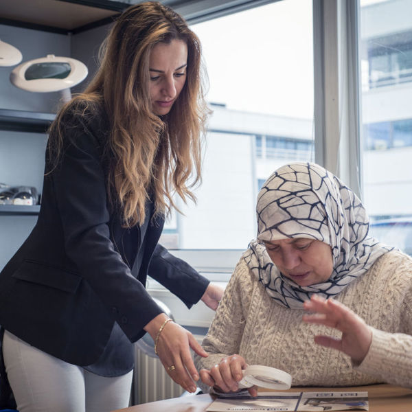 visio-anderstalige-dame-bekijkt-vergroting-loep-medewerker-advies.jpg visio-anderstalige-dame-bekijkt-vergroting-loep-medewerker-advies.jpg