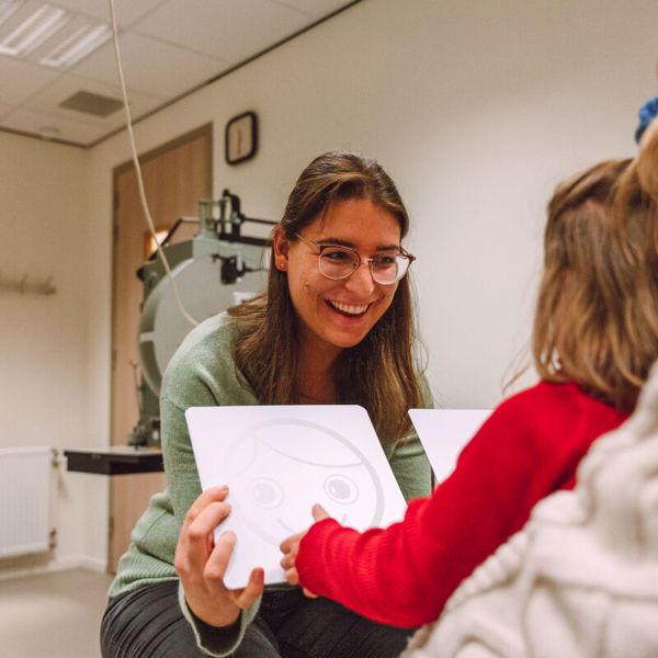 koninklijke_visio_amsterdam_kind_medewerker_onderzoek_7.jpg koninklijke_visio_amsterdam_kind_medewerker_onderzoek_7.jpg