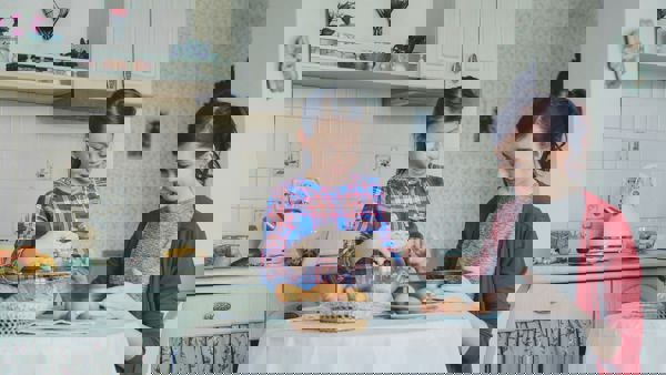 Visio Een kind bakt met haar moeder Visio Een kind bakt met haar moeder