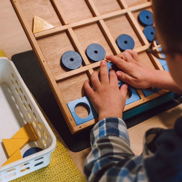 Kind speelt een tastspel Kind speelt een tastspel