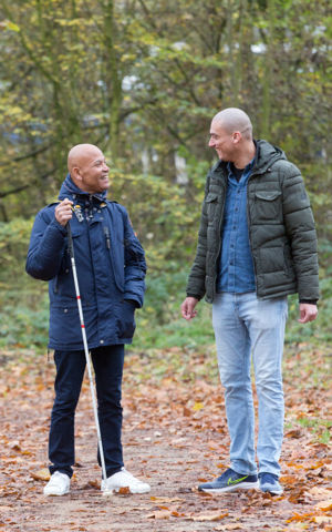 Header specialistische-begeleiding-naigel-de-lang-buiten-met-taststok-begeleider-bos (2).jpg Header specialistische-begeleiding-naigel-de-lang-buiten-met-taststok-begeleider-bos (2).jpg