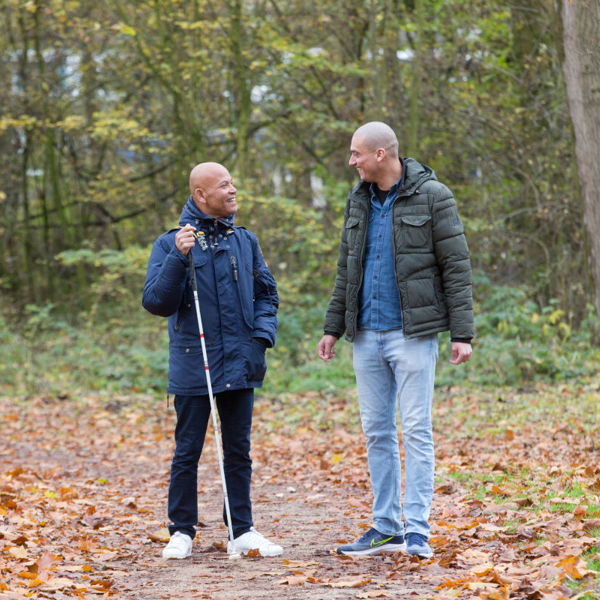 Header specialistische-begeleiding-naigel-de-lang-buiten-met-taststok-begeleider-bos (2).jpg Header specialistische-begeleiding-naigel-de-lang-buiten-met-taststok-begeleider-bos (2).jpg