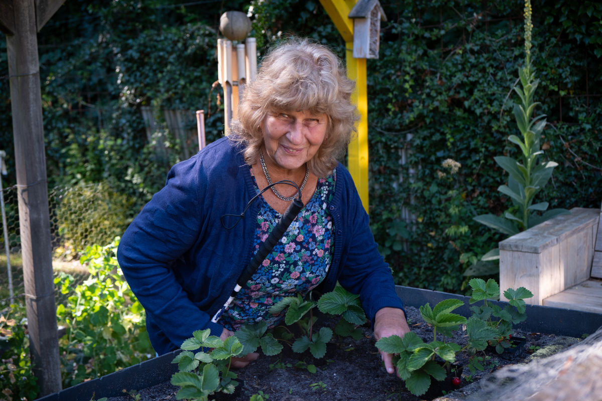 Cliënt bij Het Loo Erf werkt in moestuin. 