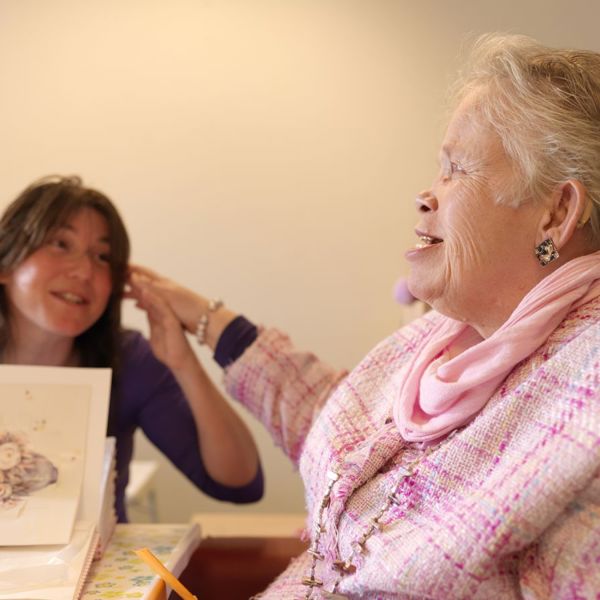 visio-vvb-oudere-dame-en-begeleidster.jpg visio-vvb-oudere-dame-en-begeleidster.jpg