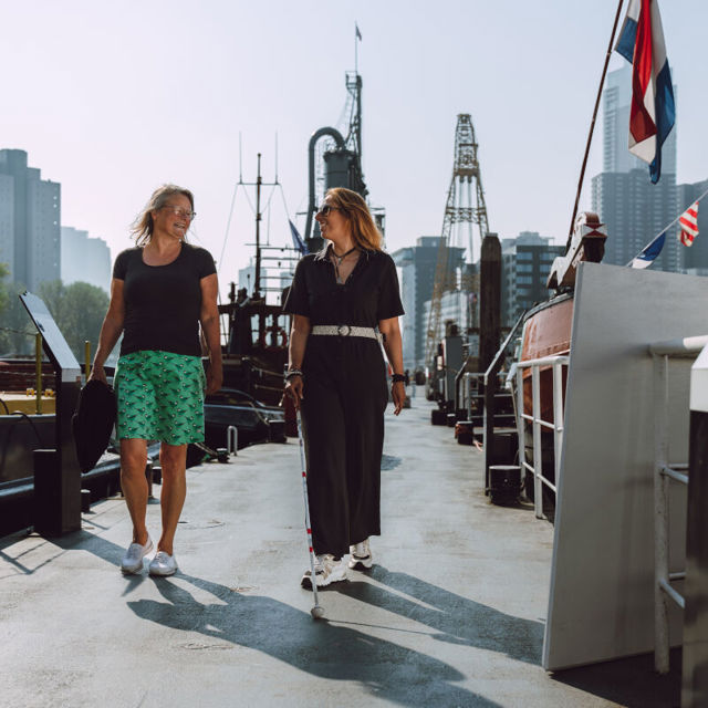 Slechtziende vrouw oefent met taststok Slechtziende vrouw oefent met taststok