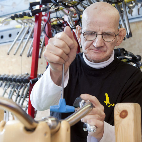 Visio-dagactivtiteiten-werk-fiets-client-werkt-aan-stuur.jpg Visio-dagactivtiteiten-werk-fiets-client-werkt-aan-stuur.jpg