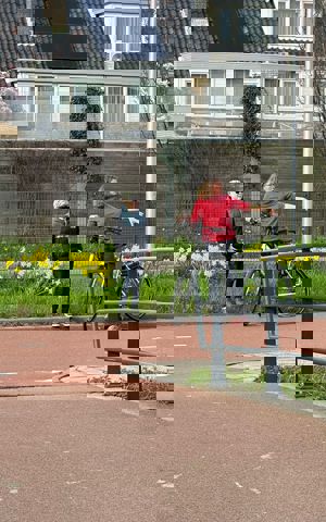 Ergotherapeut helpt Huang om zelfstandig te fietsen. Ergotherapeut helpt Huang om zelfstandig te fietsen.