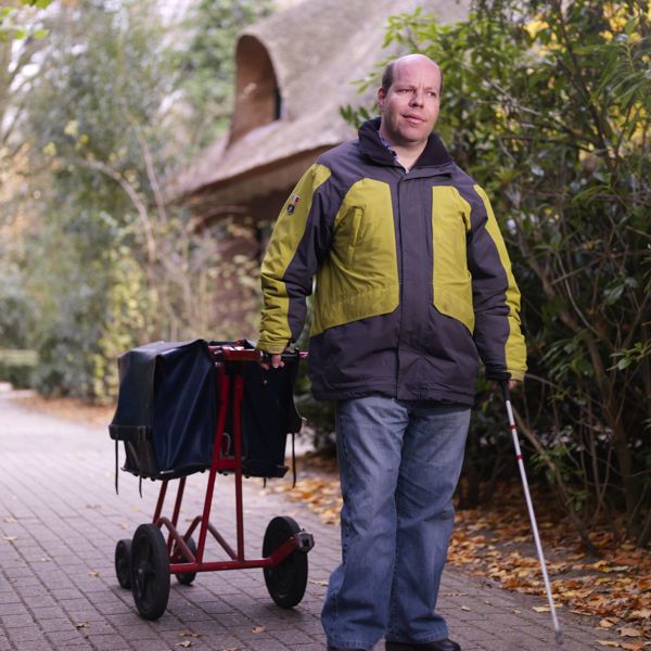 visio-vvb-client-brengt-post-rond-met-taststok.jpg visio-vvb-client-brengt-post-rond-met-taststok.jpg