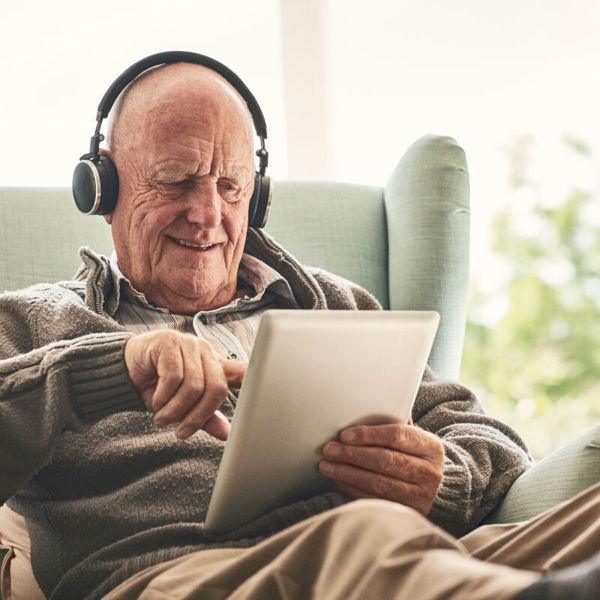 visio-oudere-koptelefoon-tablet-ict.jpg visio-oudere-koptelefoon-tablet-ict.jpg