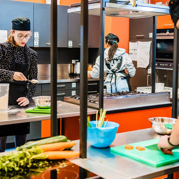 visio-onderwijs-grave-praktische-vaardigheden-leerling-koken-2.jpg visio-onderwijs-grave-praktische-vaardigheden-leerling-koken-2.jpg