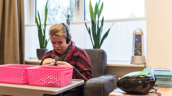 visio-wonen-dagbesteding-vrouw-luistert-naar-muziek-emmen.jpg visio-wonen-dagbesteding-vrouw-luistert-naar-muziek-emmen.jpg