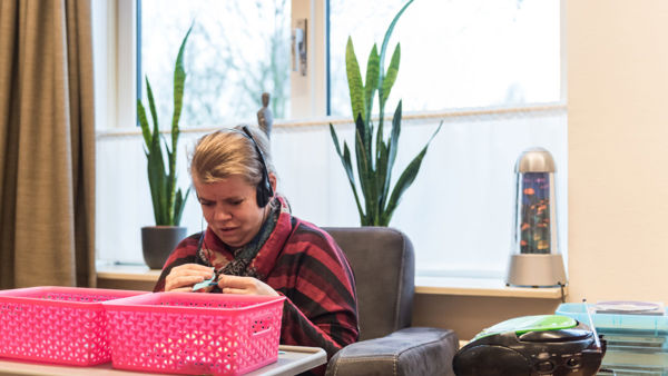 visio-wonen-dagbesteding-vrouw-luistert-naar-muziek-emmen.jpg visio-wonen-dagbesteding-vrouw-luistert-naar-muziek-emmen.jpg