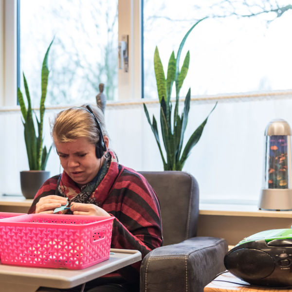 visio-wonen-dagbesteding-vrouw-luistert-naar-muziek-emmen.jpg visio-wonen-dagbesteding-vrouw-luistert-naar-muziek-emmen.jpg