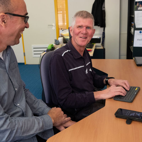 Cliënt krijgt training bij Visio Het Loo Erf en zit daarbij aan een bureau waarbij hij een brailletoetsenbord gebruikt Cliënt krijgt training bij Visio Het Loo Erf en zit daarbij aan een bureau waarbij hij een brailletoetsenbord gebruikt