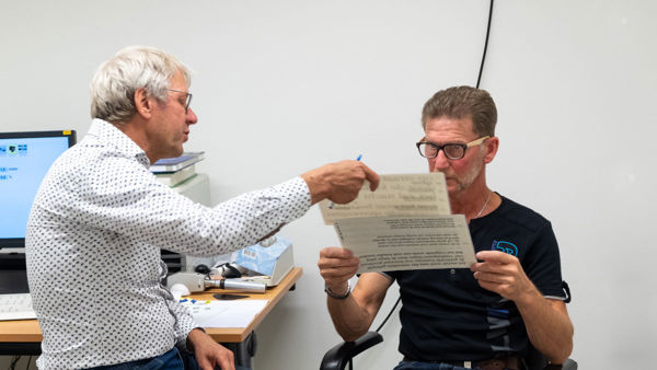 Man moet verschillende teksten lezen om zijn oogsterkte te testen Man moet verschillende teksten lezen om zijn oogsterkte te testen