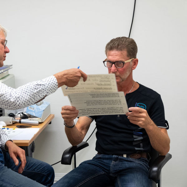 Man moet verschillende teksten lezen om zijn oogsterkte te testen Man moet verschillende teksten lezen om zijn oogsterkte te testen