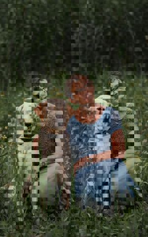 Heleen poseert samen met haar hond Heleen poseert samen met haar hond