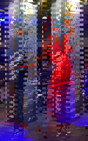 Paul poseert bij bord van zijn stichting Hi Perks Paul poseert bij bord van zijn stichting Hi Perks