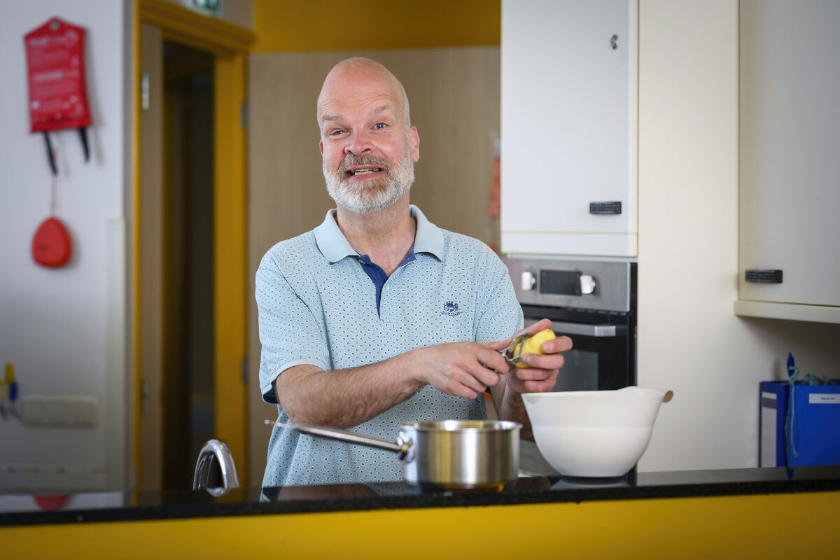 Cliënt schilt aardappels