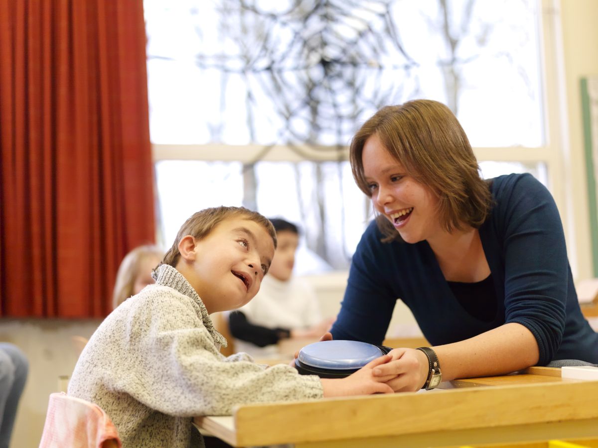 Begeleider samen met kind. 