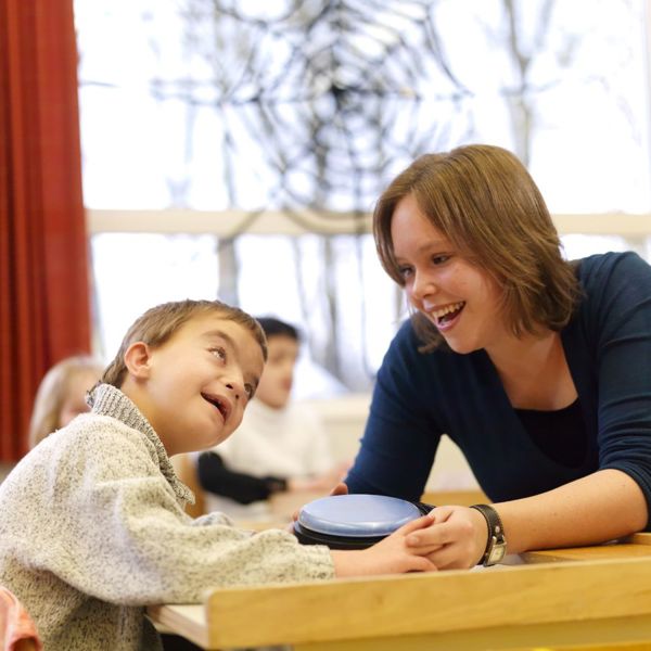 Begeleider samen met kind. Begeleider samen met kind.