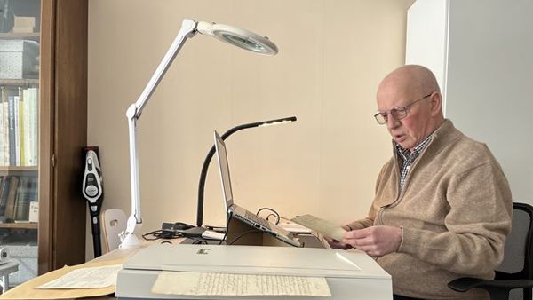 Meneer de Brabander zit achter zijn bureau. Op zijn bureau staan een loep en een handige lamp. Meneer de Brabander zit achter zijn bureau. Op zijn bureau staan een loep en een handige lamp.