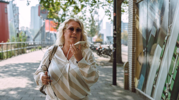 visio-rotterdam-volwassene-herkenningsstok-bellen-mobiel.jpg visio-rotterdam-volwassene-herkenningsstok-bellen-mobiel.jpg