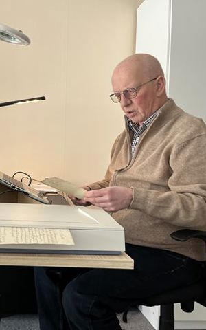 meneer-de-brabander-achter-zijn-bureau.jpg meneer-de-brabander-achter-zijn-bureau.jpg