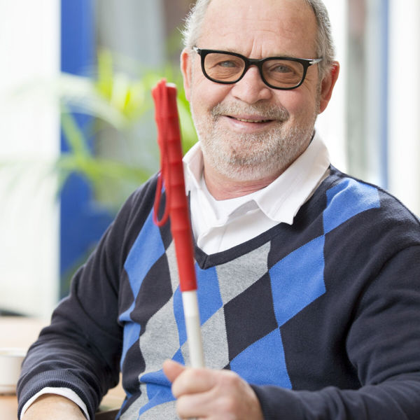 oudere-man-met-taststok-kijkt-blij-rob-gielen-glaucoom-2014.jpg oudere-man-met-taststok-kijkt-blij-rob-gielen-glaucoom-2014.jpg