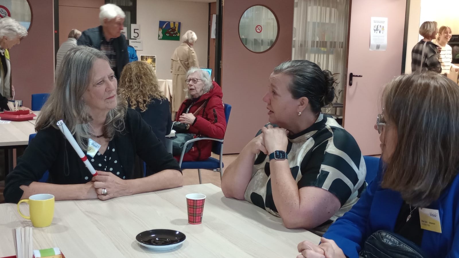 Open dag Heerhugowaard mensen pratend aan tafel